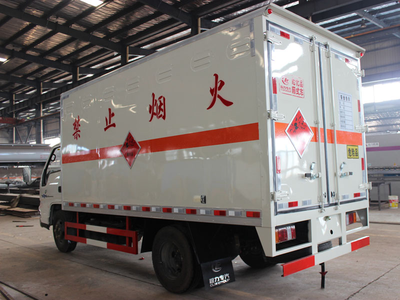 江鈴4米2（藍(lán)牌）雜項(xiàng)危險(xiǎn)品廂式車(chē)