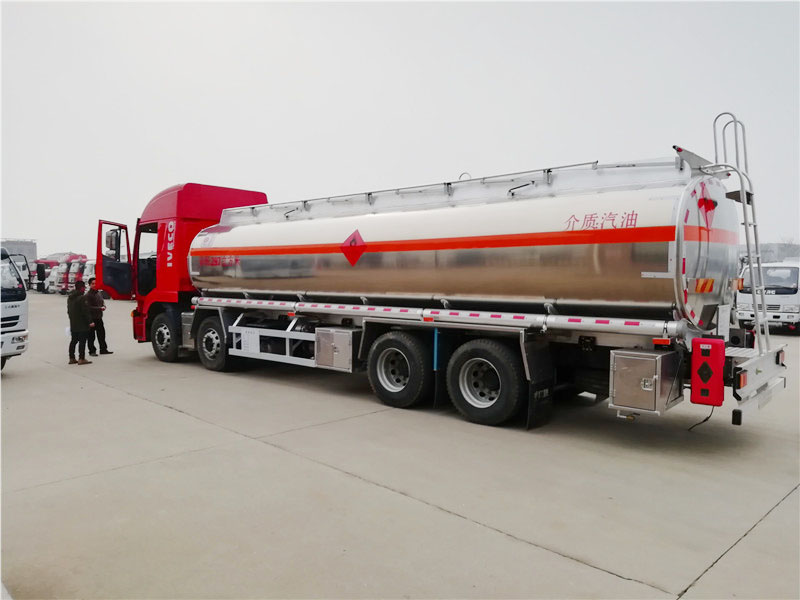 上汽紅巖29.7方前四后八鋁合金運油車，20噸運油車